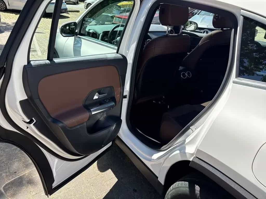 Mercedes-Benz GLA 200 8Fach PANO AHK ACC 03/2021-photo-9