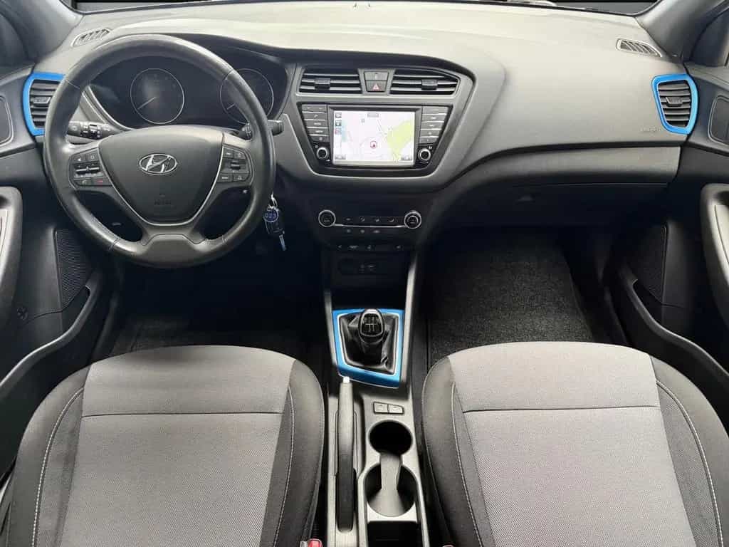 Hyundai i20 PASSION BLUE KLIMA+NAVI+KAMERA+ALLWETTER+ALU 03/2017-photo-4