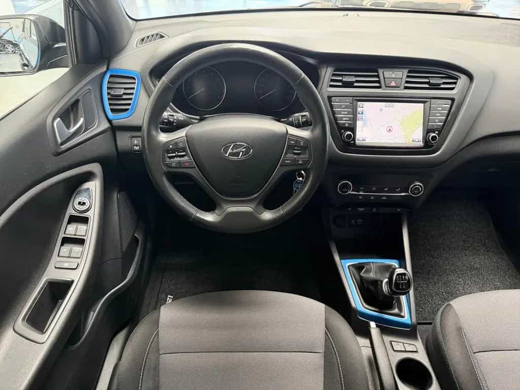 Hyundai i20 PASSION BLUE KLIMA+NAVI+KAMERA+ALLWETTER+ALU 03/2017-photo-5