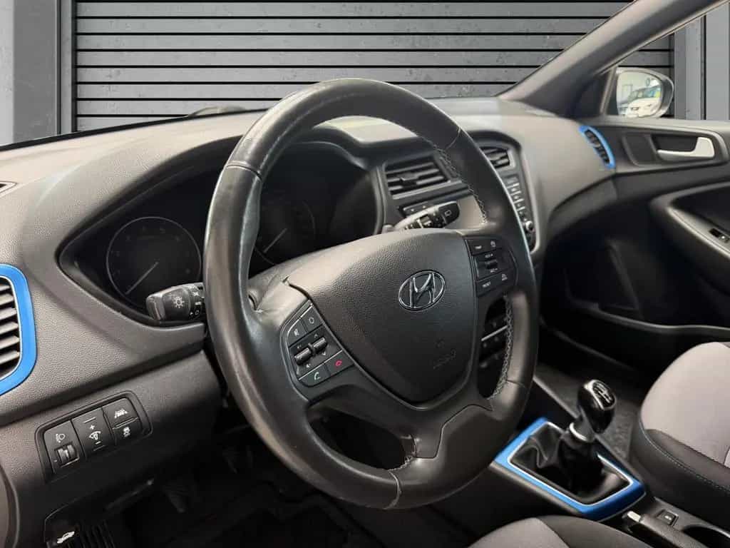 Hyundai i20 PASSION BLUE KLIMA+NAVI+KAMERA+ALLWETTER+ALU 03/2017-photo-6