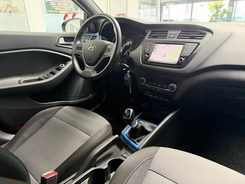 Hyundai i20 PASSION BLUE KLIMA+NAVI+KAMERA+ALLWETTER+ALU 03/2017-photo-9