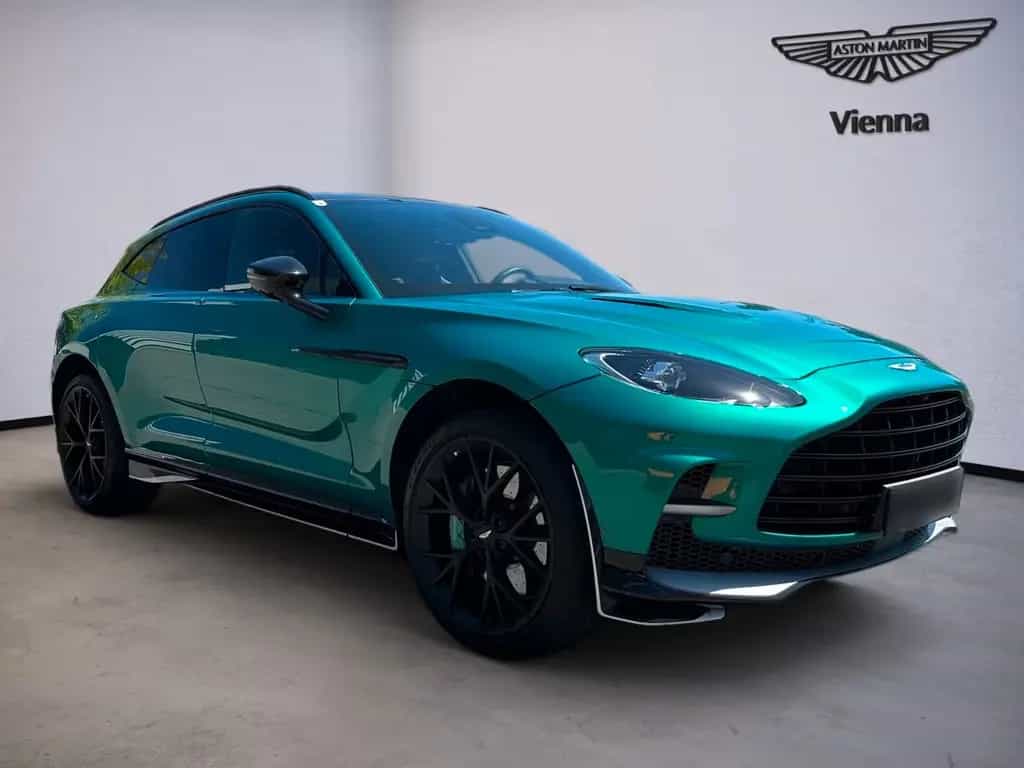 Aston Martin DBX 707AMR24 / Podium Green / Trophy Silver / B&W 06/2025-photo-1
