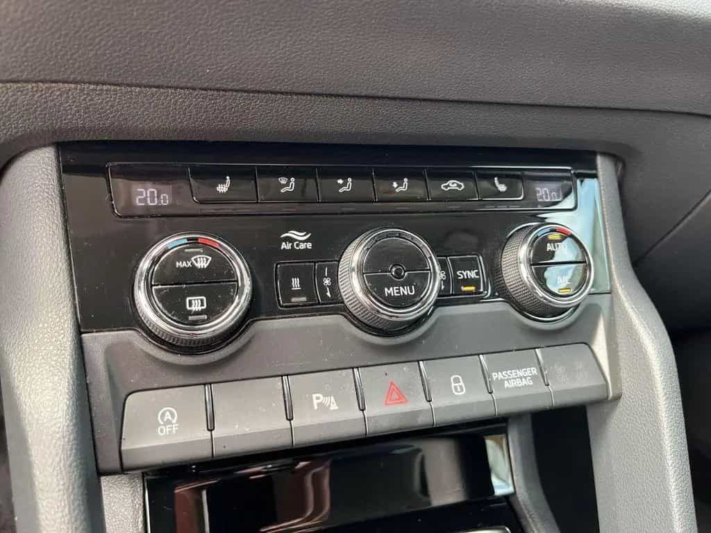 Skoda Karoq Style 1.5TSI / STANDHEIZ./SMARTLINK/8-fach 06/2019-photo-24