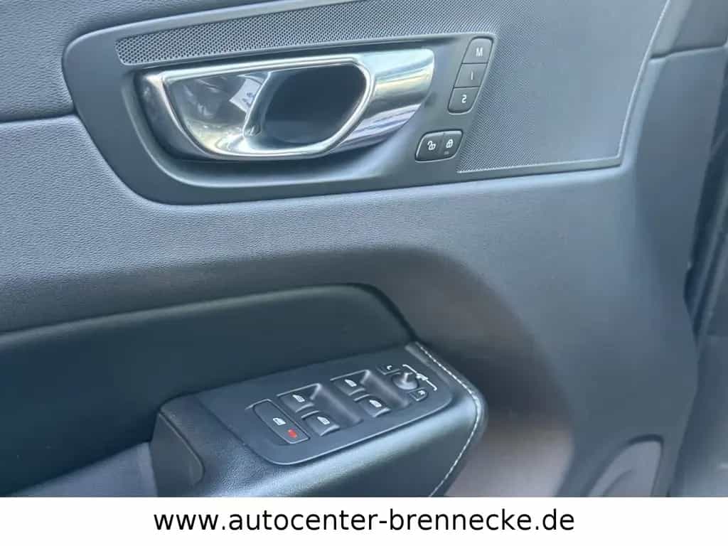 Volvo XC60 XC 60 R Design AWD*LED*8-fach bereift* 09/2017-photo-15