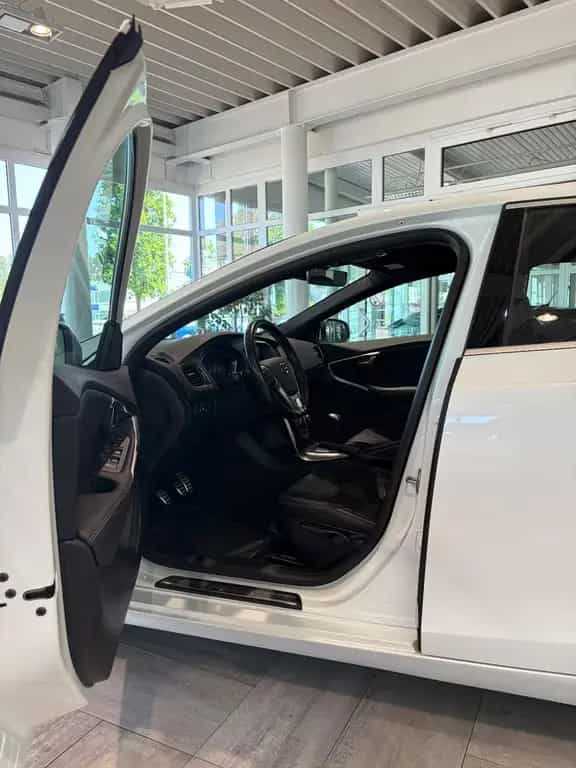 Volvo V40 R-Design T3 Navi Klima AHK LED 04/2019-photo-12
