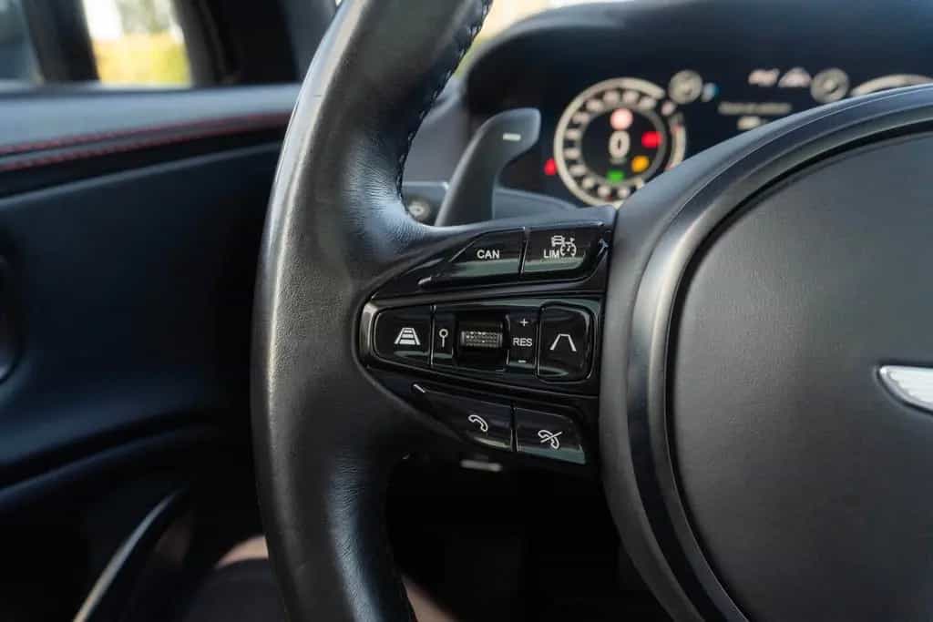 Aston Martin DBX 4.0 V8_MagnoBlack 03/2021-photo-15