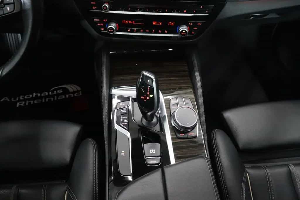 BMW 520 i Tour. Luxury Line*PANO*HEAD-UP*KAMERA*AHK* 01/2020-photo-29
