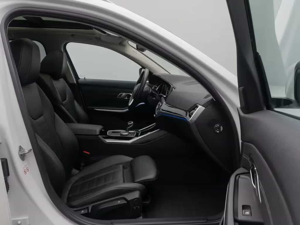 BMW 320 i Luxury Line Laser HUD Panorama Alarm AHK Hi 01/2020-photo-26