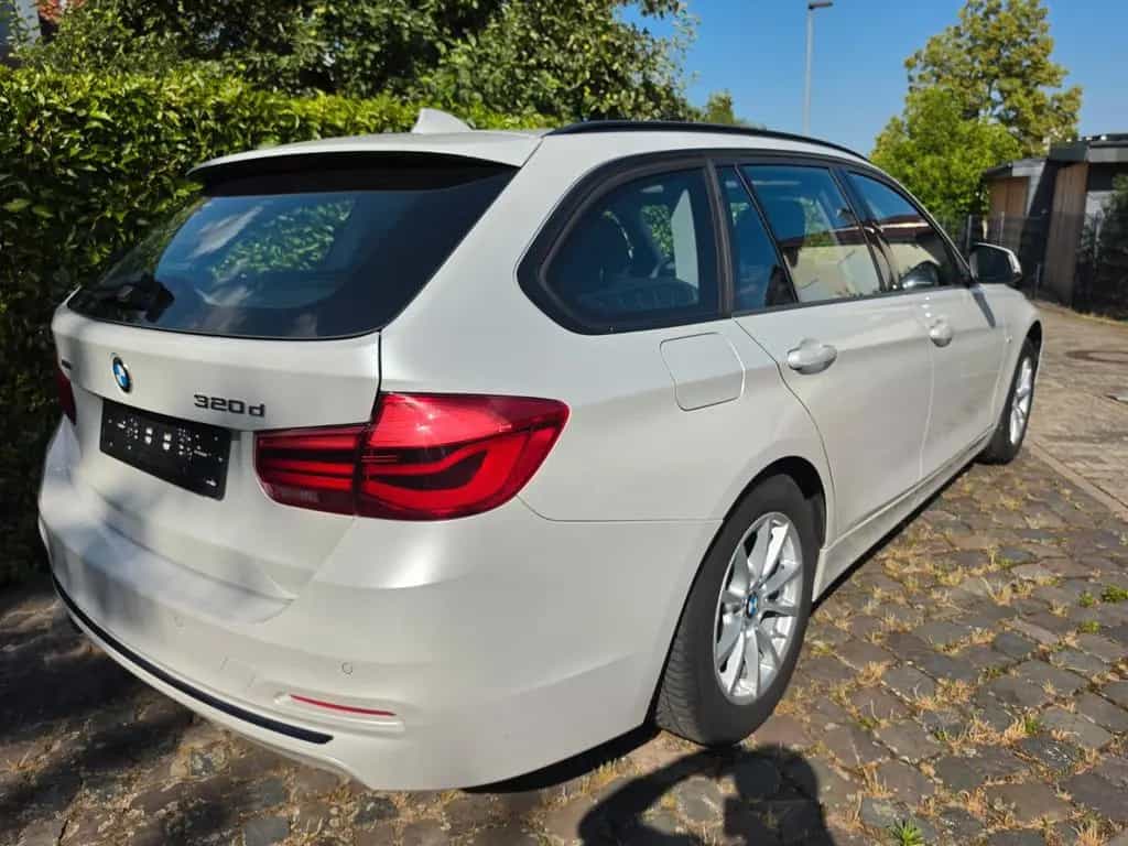 BMW 320 d xDrive Sport Line Pano Prof AHK A-LED HiFi 09/2016-photo-3