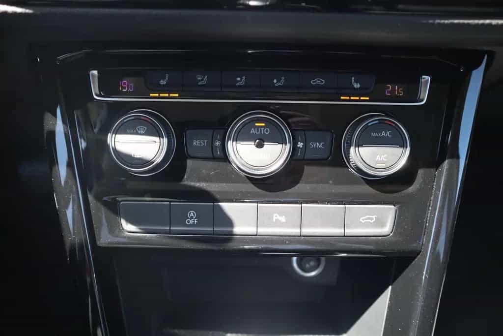 Volkswagen Touran 1.5 TSI LED Navi Sitzheizung ACC 12/2020-photo-19