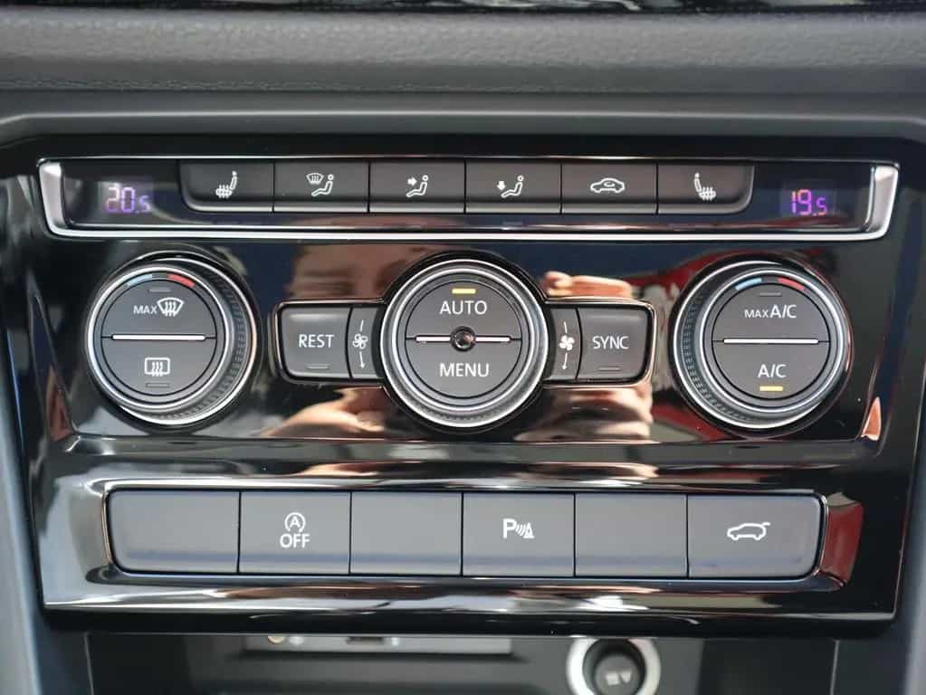 Volkswagen Touran 1.4 TSI DSG Sound ACC AHK LED Navi Kamera 11/2017-photo-19