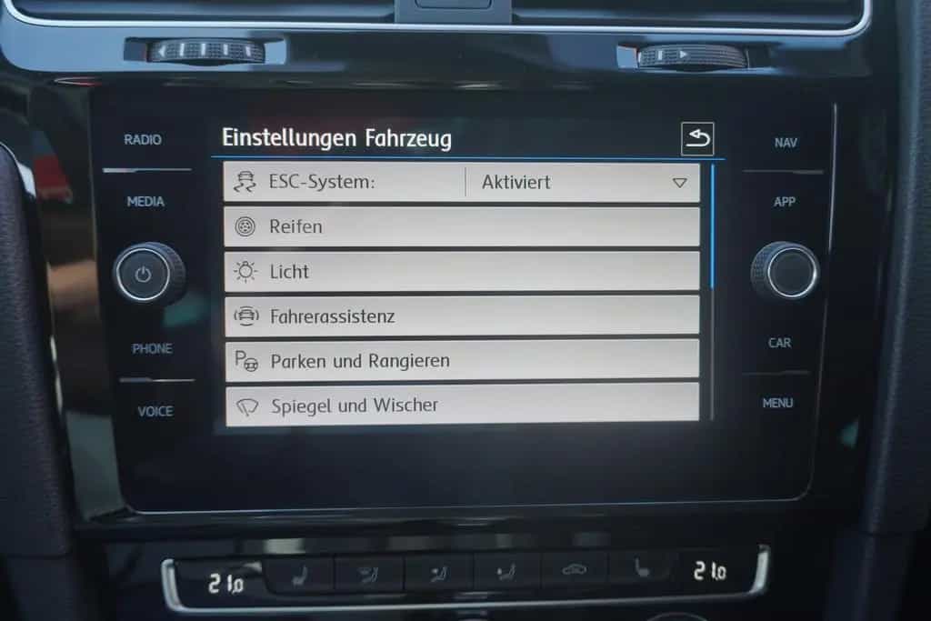 Volkswagen Golf VII 1.5 TSI LED Navi Panorama ACC Totwinkel 04/2019-photo-26