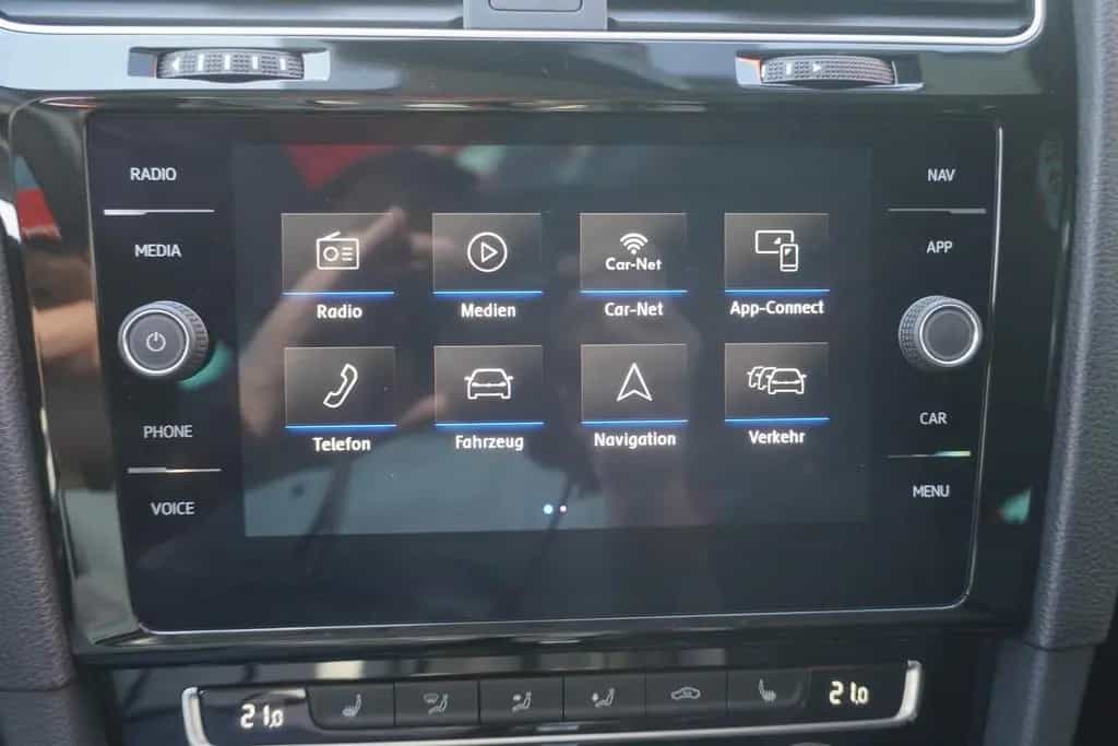 Volkswagen Golf VII 1.5 TSI LED Navi Panorama ACC Totwinkel 04/2019-photo-27