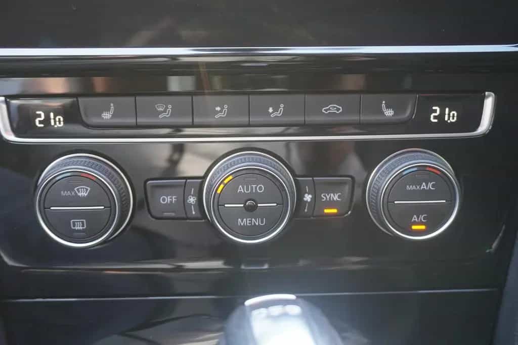 Volkswagen Golf VII 1.5 TSI LED Navi Panorama ACC Totwinkel 04/2019-photo-28