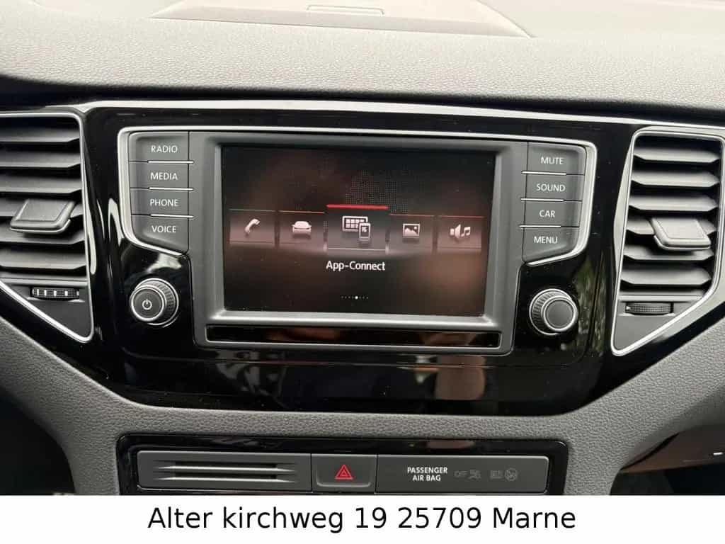 Volkswagen Golf Sportsvan VII Highline KAM.AHK.BT.TÜV NEU 10/2015-photo-23