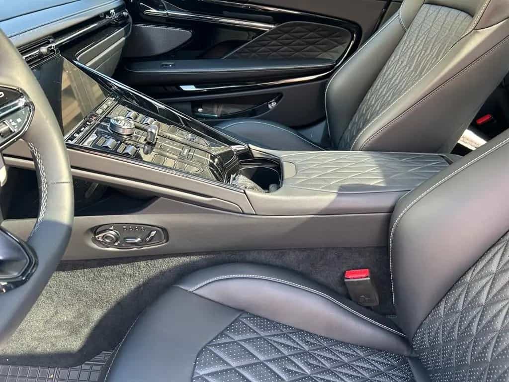 Aston Martin DB12 06/2025-photo-8