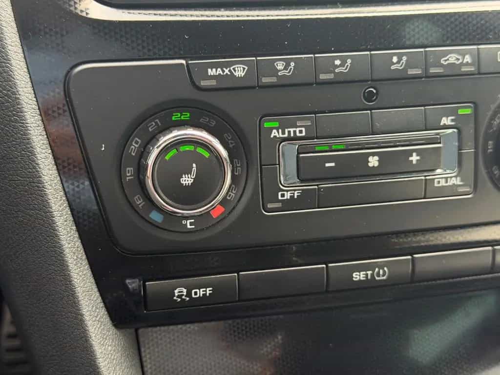 Skoda Octavia Combi RS Leder Xenon CarPlay Tüv 05.2028 11/2012-photo-33