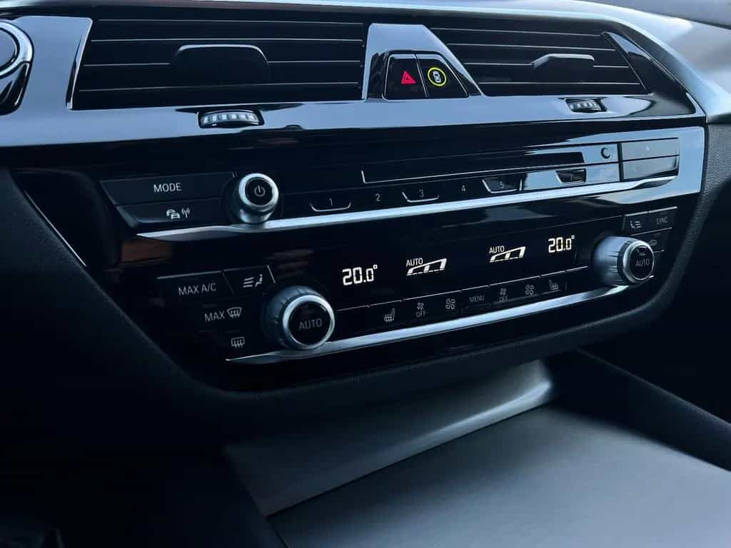BMW 530 d Sport+LED+ACC+360°+AHK+Scheckh.+Bremse neuw 12/2018-photo-31