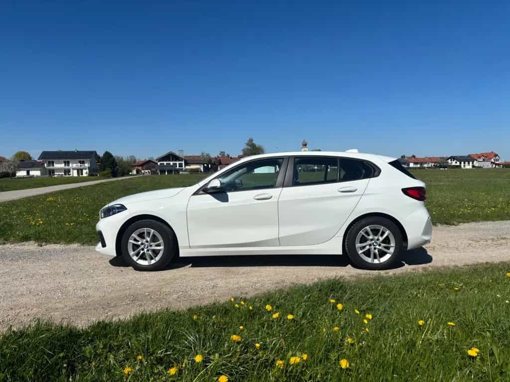 BMW 118 d Advantage mit Panorama-Schiebedach 09/2020-photo-1