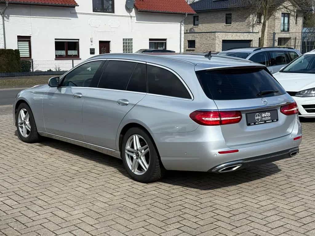 Mercedes-Benz E 220 d T, LED, Leder, Kamera, Service neu 12/2017-photo-2