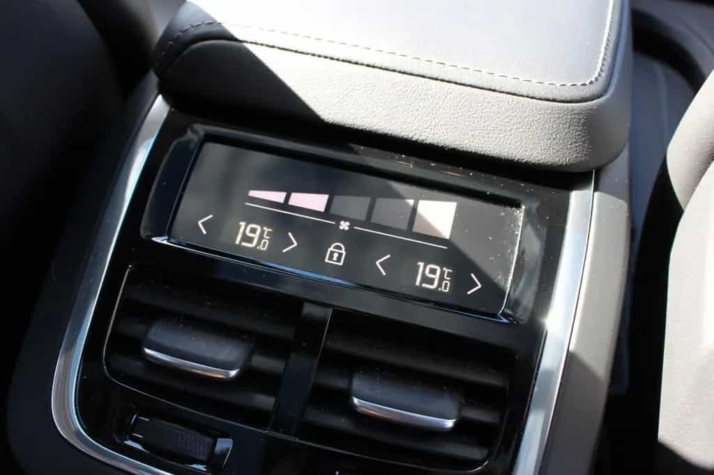 Volvo XC60 B5 Benzin Ultra Dark Luftfederung 12/2024-photo-10