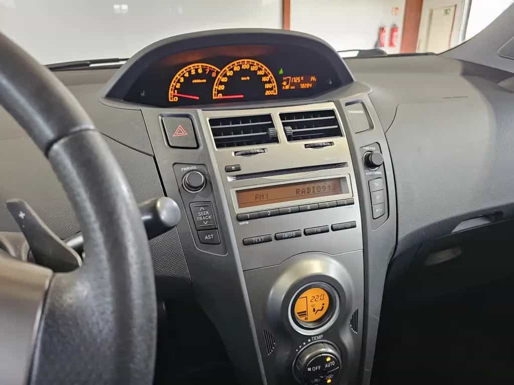 Toyota Yaris Life*KLIMAAUTOMATIK*AUTOMATIK*4/5 Türig 06/2010-photo-5