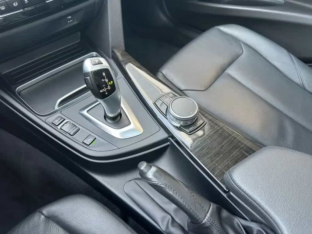 BMW 320 iT Luxury AD.LED CARPLAY PANO LEDER KAMERA 05/2019-photo-19