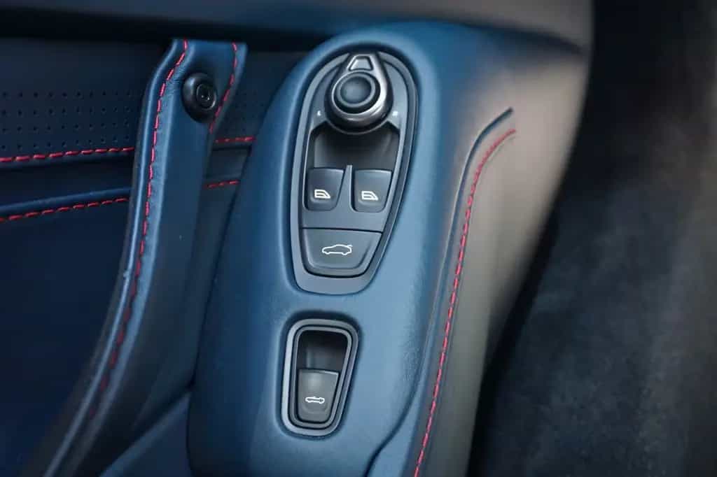 Aston Martin V8 Vantage 4.0 V8 Roadster - 09/2021-photo-14