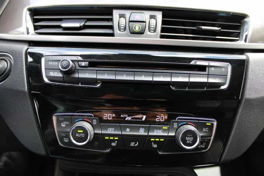 BMW X1 sDrive18d xLine HUD LED HIFI AHK PANO NAVI 06/2019-photo-22