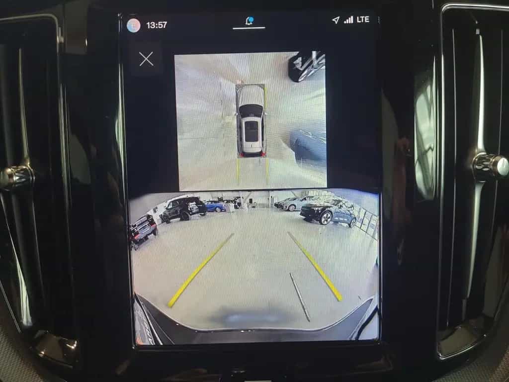 Volvo XC60 XC 60 Plus Dark AWD 02/2025-photo-12