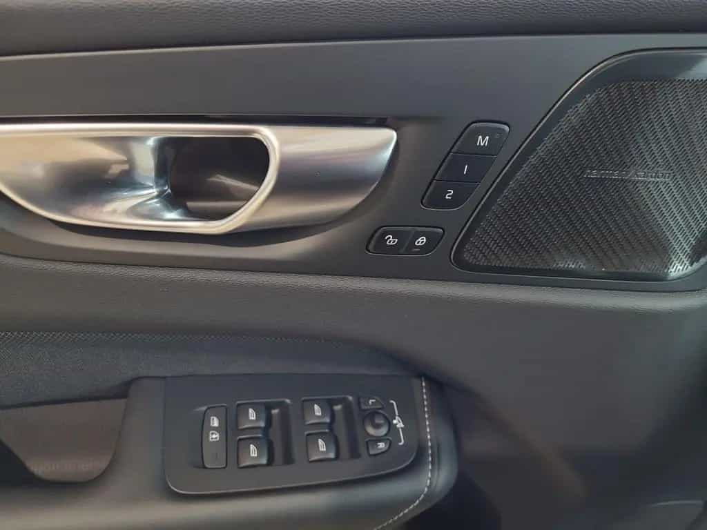 Volvo XC60 XC 60 Plus Dark AWD 02/2025-photo-8