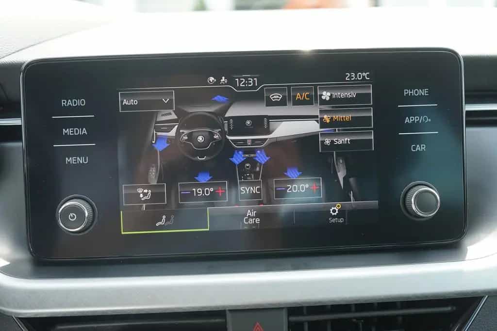 Skoda Kamiq 1.0 Tour LED SmartLink Sitzheizung DAB 12/2022-photo-28