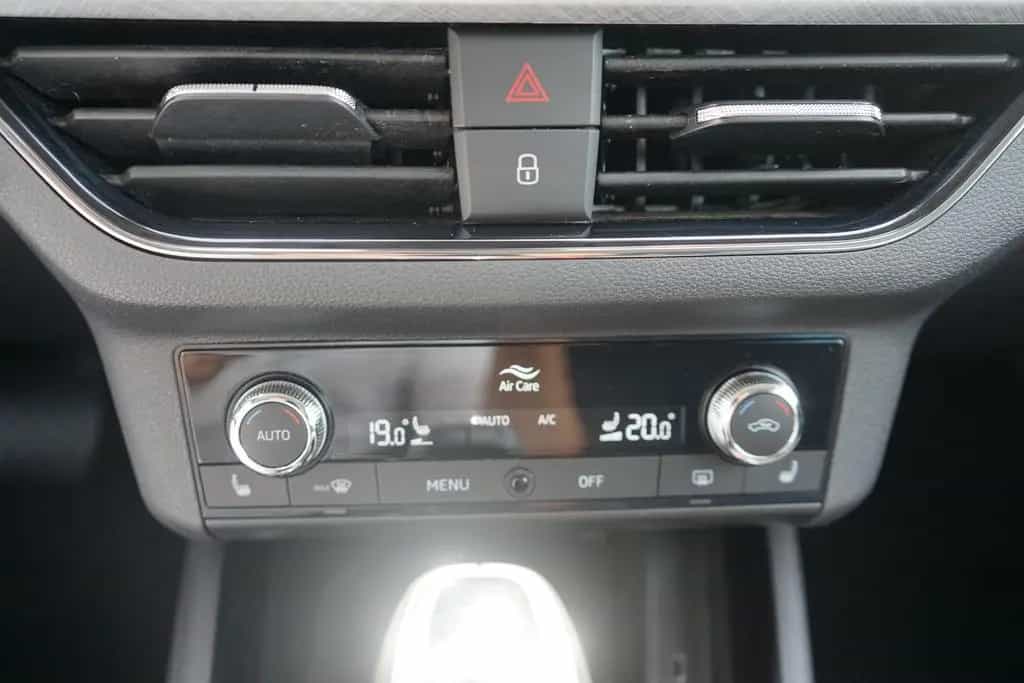 Skoda Kamiq 1.0 Tour LED SmartLink Sitzheizung DAB 12/2022-photo-30