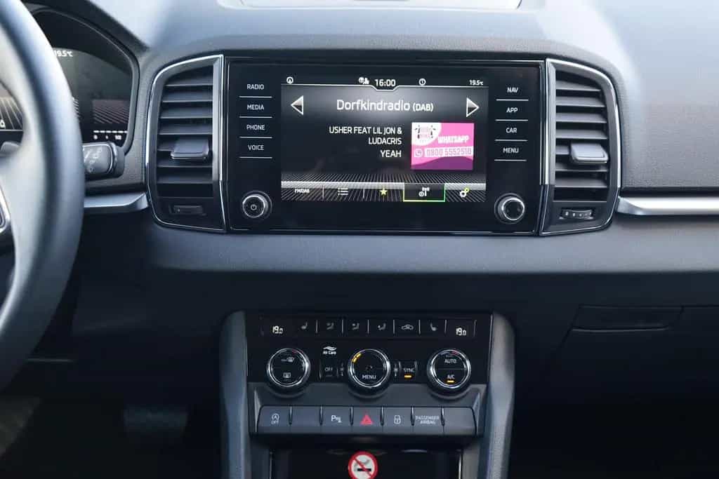 Skoda Karoq 1.5 TSI DSG LED Kamera Sitzheizung 06/2024-photo-17