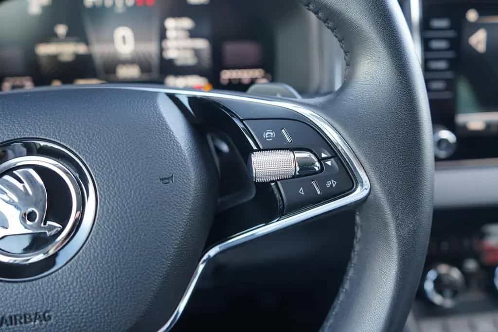 Skoda Karoq 1.5 TSI DSG LED Kamera Sitzheizung 06/2024-photo-24