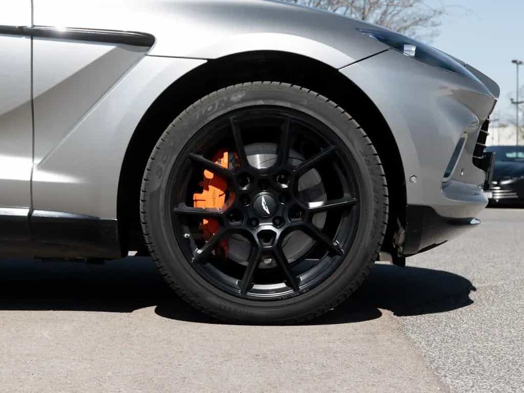 Aston Martin DBX 550 / Aluminite Silver / Sport Exhaust / PANO 05/2023-photo-1