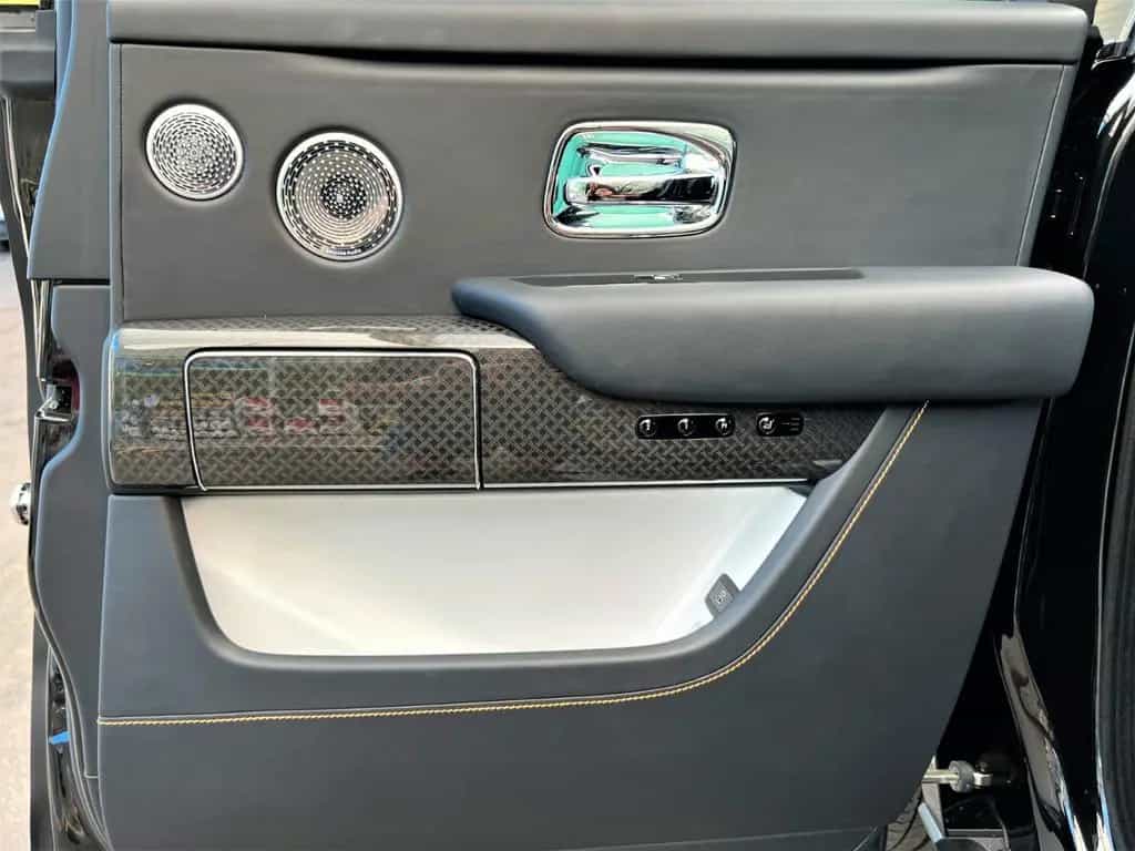 Rolls-Royce Cullinan BLACK BADGE / BESPOKE / STARLIGHT / 4 SEATS/ TV 10/2020-photo-17