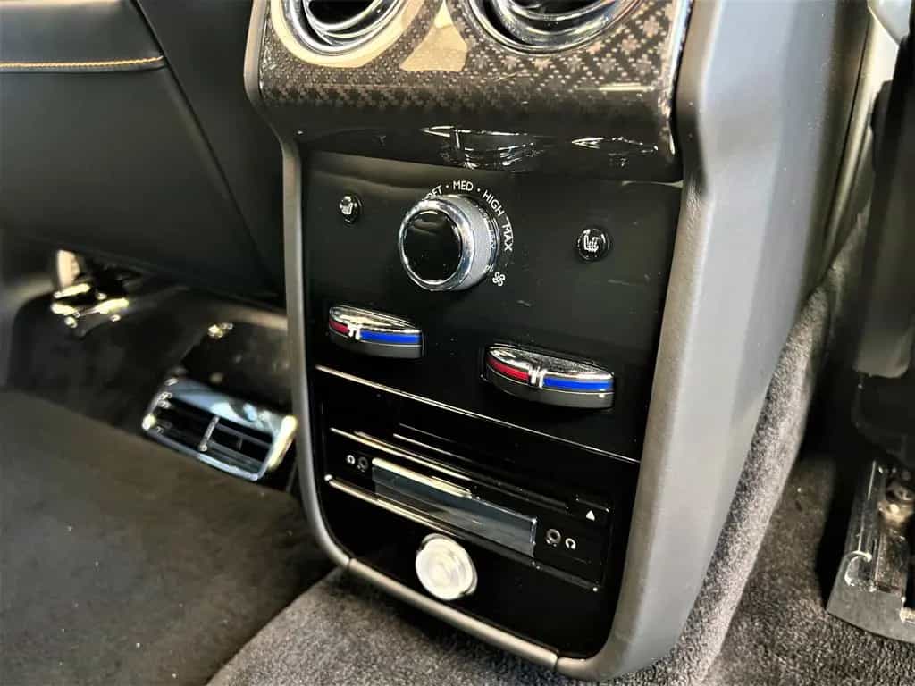 Rolls-Royce Cullinan BLACK BADGE / BESPOKE / STARLIGHT / 4 SEATS/ TV 10/2020-photo-24