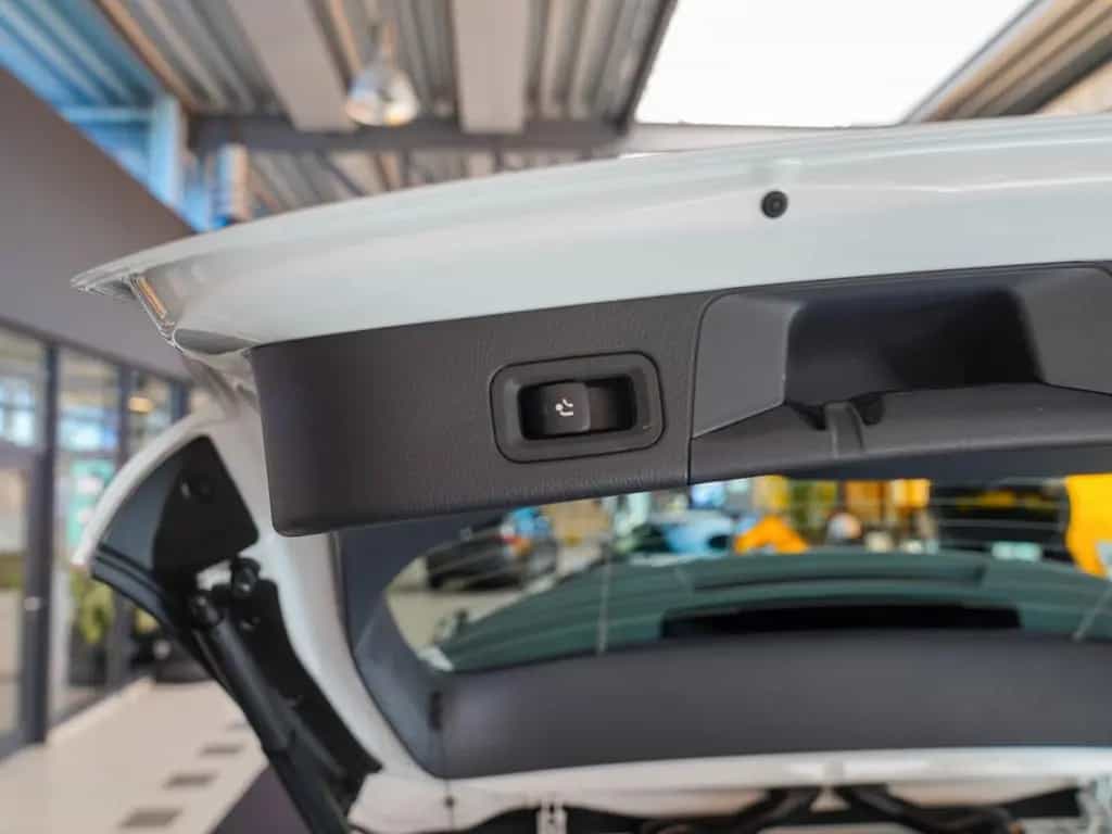 Mercedes-Benz B 220 d AMG Line Night 360° AHK Totwinkel DISTRO 01/2025-photo-6