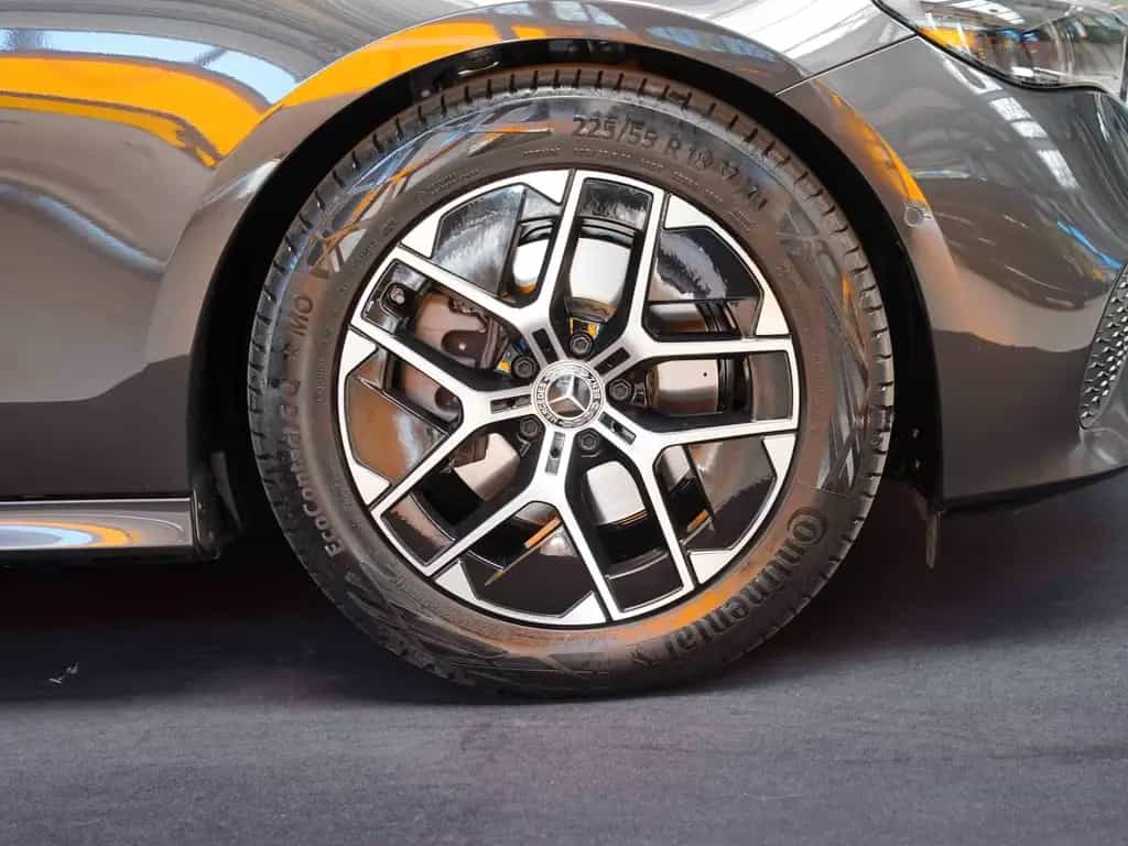Mercedes-Benz E 220 d AVANTGARDE tonkabraun Ahorn KEYLESS DAB 02/2025-photo-1