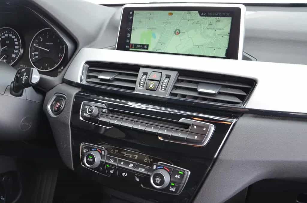 BMW X1 sDrive 18i Advantage *AUTOMATIK*ERST 55TKM!* 10/2017-photo-17