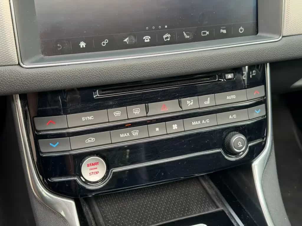 Jaguar XF Prestige 30d Pano*Leder*Digital 03/2017-photo-15