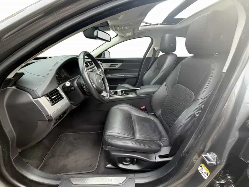 Jaguar XF Prestige 30d Pano*Leder*Digital 03/2017-photo-8