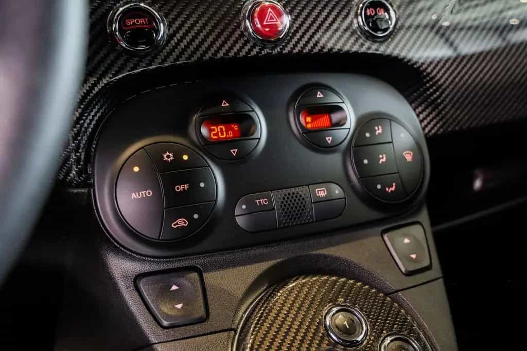 Abarth 695 Tributo Ferrari, 180 PK, N° 0072, Only 12.00 10/2011-photo-27