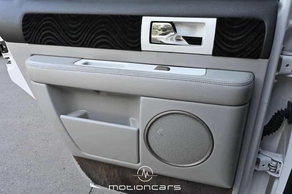 Lincoln Navigator Limousine 09/2004-photo-13