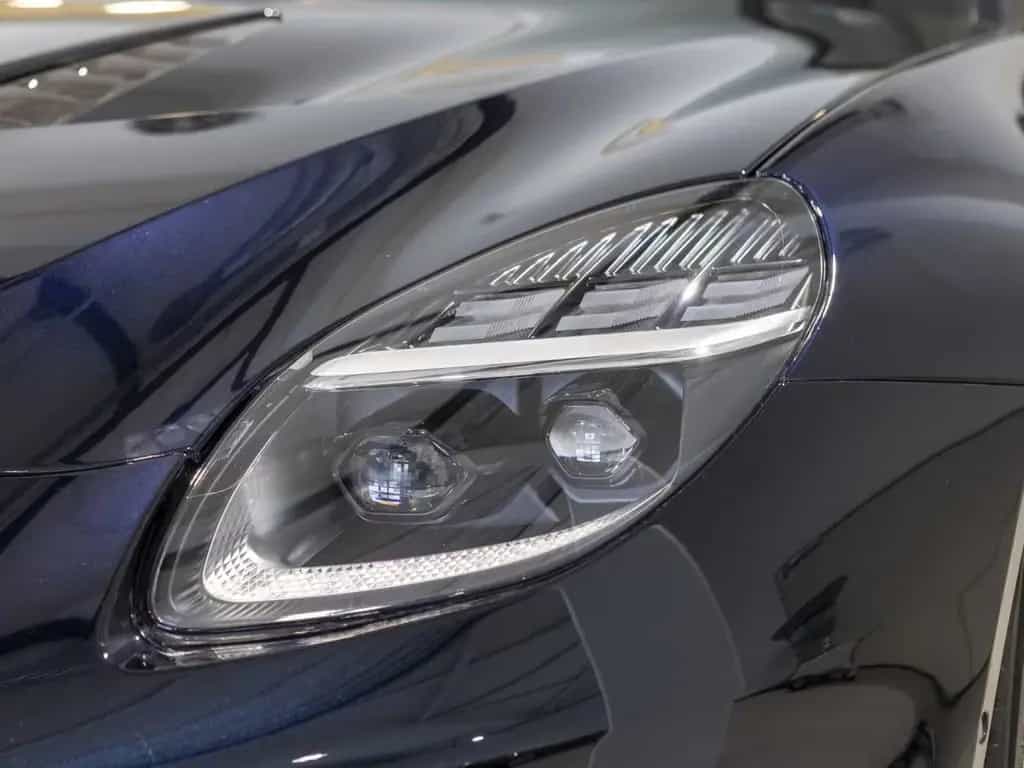 Aston Martin Vanquish V12 Vanquish -Ultramarine Black- 01/2025-photo-8
