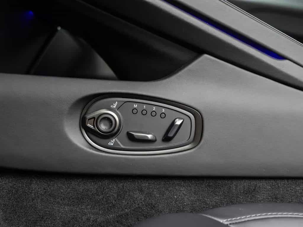 Aston Martin DB12 Coupe -Ultramarine Black- null-photo-17