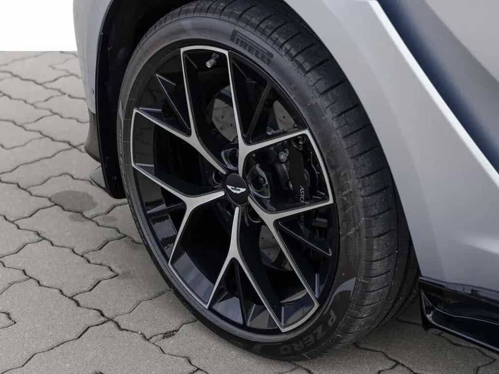 Aston Martin DBX 707 -Lightning Silver- null-photo-11