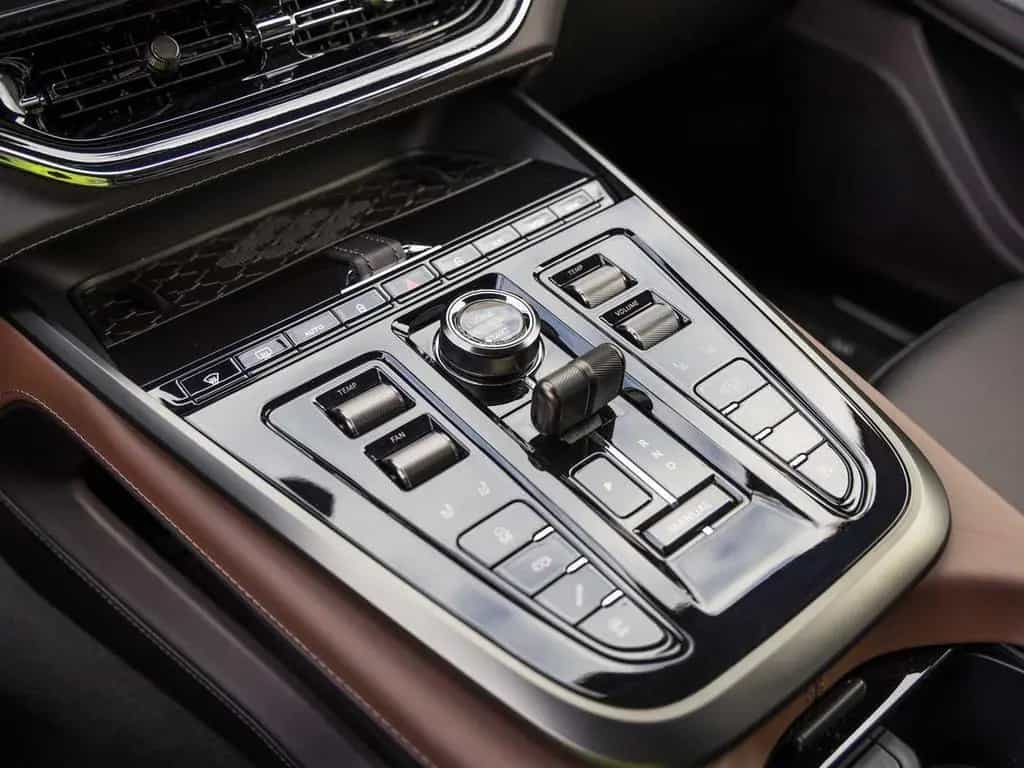 Aston Martin DBX 707 -Lightning Silver- null-photo-23