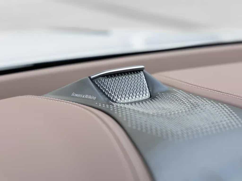 Aston Martin DBX 707 -Lightning Silver- null-photo-24